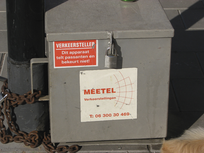 908094 Afbeelding van een verkeerstelapparaat op de David van Mollemstraat te Utrecht, met op een sticker de tekst: ...